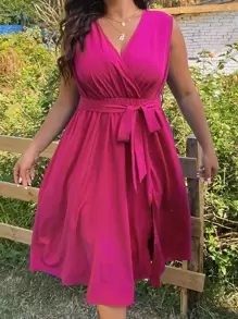 SHEIN LUNE 大碼交疊領腰帶下擺開叉洋裝 - 玫紅色 - 查看 1