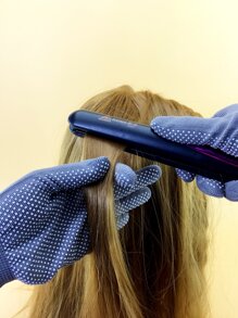 2件套美发工具套装，包含卷发棒、卷发器、直发器、耐热手套和双面硅胶珠梳，适用于发型设计和染发，是理发店、美容院、旅行、返校季、度假旅行的必备美发工具、美发产品和配件。套装包含女士美发配件、梳子、吹风机、头发护理用品、卷发梳、理发师配件、美发设备等。