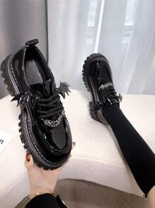 ROMWE Giày Oxford đế bằng buộc dây phía trước kiểu cánh dơi & dây xích cho nữ, giày đế bằng Punk màu đen, giày thu năm mới, ngày lễ, ngày lễ tình nhân - màu đen - Xem 2