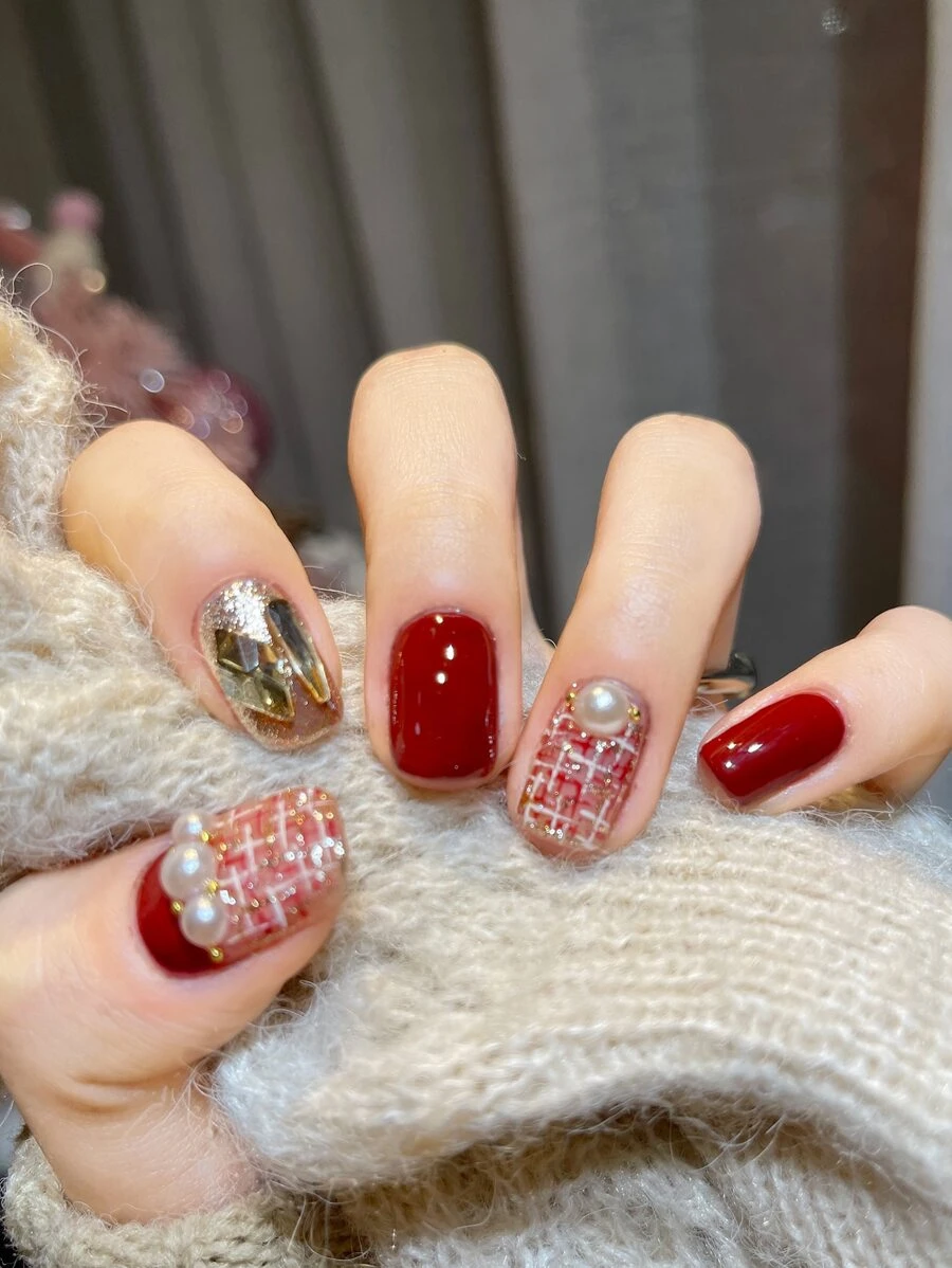 24入組短款方形紅珍珠鑽布紋假指甲，附1片膠帶和1支指甲鉋，貼式假指甲美甲工具套裝，提升您的外觀造型 - 彩色 - 查看 1