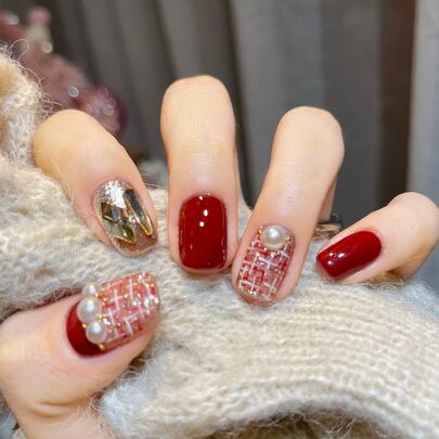 24入組短款方形紅珍珠鑽布紋假指甲，附1片膠帶和1支指甲鉋，貼式假指甲美甲工具套裝，提升您的外觀造型