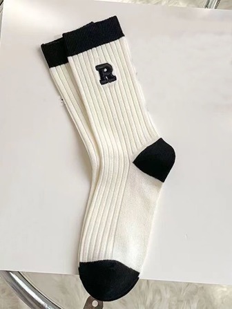 隨機字母圖案中筒襪