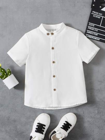 SHEIN قميص صبي شاب عادي ومريح بأكمام قصيرة وياقة قائمة بلون سادة