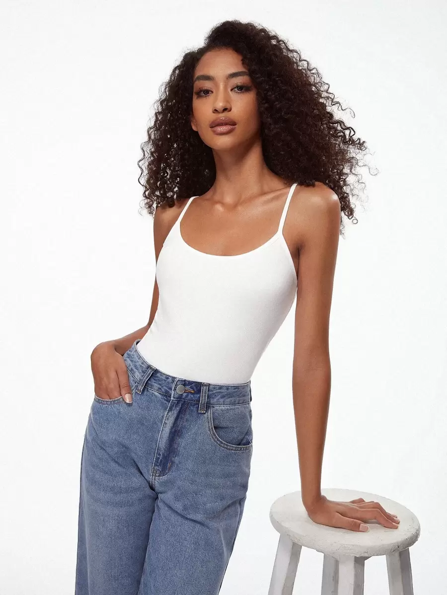 SHEIN BASICS 1件女款素色修身休閒細肩帶背心上衣 白色上衣