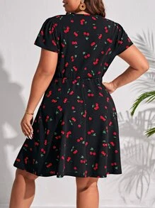 SHEIN CURVE+ 大尺碼女性夏季櫻桃印花V領短袖連衣裙 - 黑色 - 查看 2