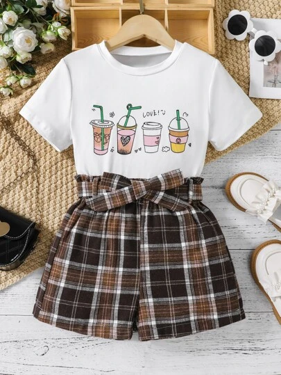 女孩飲料印花T恤和格紋紙袋腰短褲