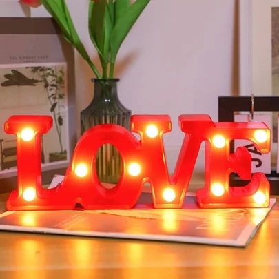 1个LOVE字母造型家居装饰夜灯，室内卧室装饰心形夜灯，床头装饰，房间墙面装饰灯，适合情人节、母亲节装饰、婚礼派对装饰，送给爱人的礼物
