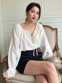 DAZY 花朵刺繡荷葉袖上衣 - 白色 - 查看 1