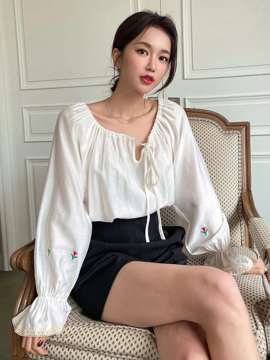 DAZY 花朵刺繡荷葉袖上衣 - 白色 - 查看 1