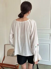 DAZY 花朵刺繡荷葉袖上衣 - 白色 - 查看 2