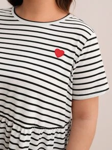 SHEIN Frenchy Plus Striped & Heart Print Peplum Tee - أبيض وأسود - مشاهدة 2
