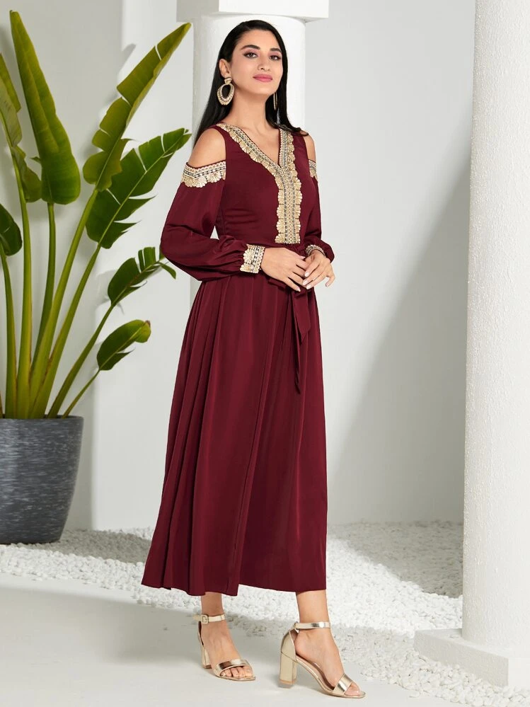 Modelyn Vestido con cinturón de hombros descubiertos aplique - Granate - Añade 3