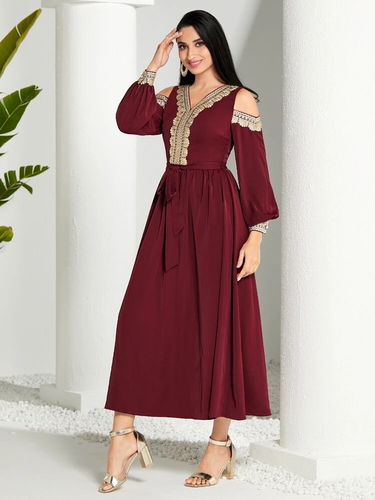 Modelyn Vestido con cinturón de hombros descubiertos aplique - Granate - Añade 4