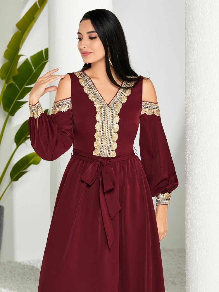 Modelyn Vestido con cinturón de hombros descubiertos aplique - Granate - Añade 5