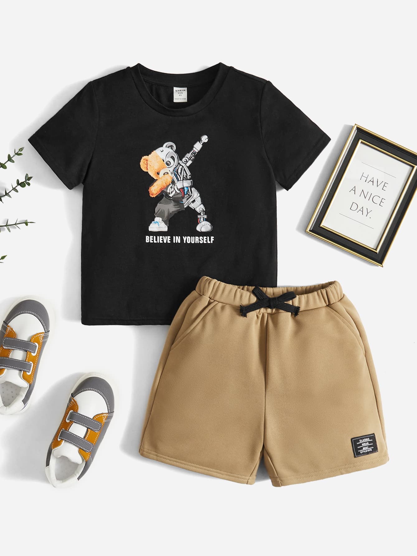 SHEIN Toddler Boys Cartoon & Letter Graphic Tee & Drawstring Waist Shorts
