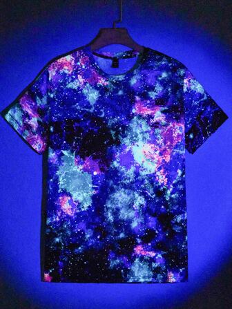 Manfinity Fever City تي شيرت رجالي قصير الأكمام ذو طباعة مرآة مضيئة على شكل مجرة، مناسب للخروج والأصدقاء، صيفي