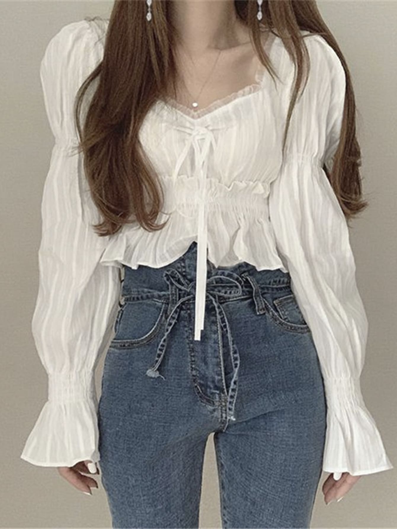 Blusa unicolor ribete fruncido con cordón delantero bajo con fruncido - Blanco - Ver 1