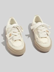 女士蝴蝶和字母圖案毛邊緣前綁帶休閒運動帆布鞋