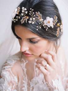 花和人造珍珠裝飾新娘髮帶