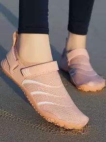 男女款五趾运动水鞋，适合户外游泳、沙滩、室内健身的水袜，快干，东南亚风格