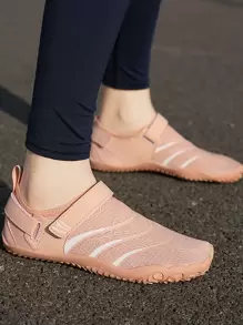 男女款五趾运动水鞋，适合户外游泳、沙滩、室内健身的水袜，快干，东南亚风格