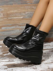 2025 秋冬朋克坡跟靴女款拉链侧靴，搭配连帽衫，黑色朋克风格女款坡跟厚底靴，搭配秋装