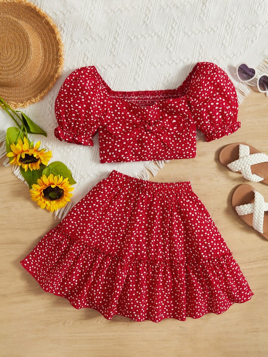 SHEIN 女孩滿版心形印花泡泡袖上衣和荷葉邊半身裙