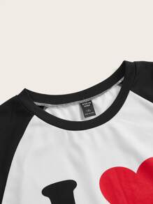 CovetEZ Camiseta con estampado de corazón y slogan de manga raglán - Blanco y Negro - Ver 3