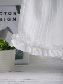 嬰兒荷葉邊上衣和木耳邊下擺短褲