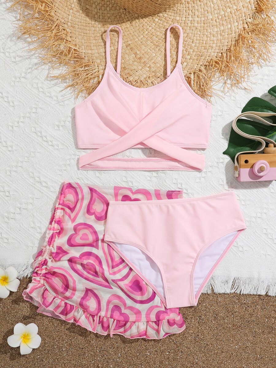 青少年女孩交叉比基尼套装，配有心形印花荷叶边下摆沙滩裙，夏季海滩
