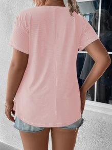 SHEIN LUNE Áo thun cổ chữ V in họa tiết sọc Plus Áo thun họa tiết cho nữ - Màu Hồng baby - Xem 2