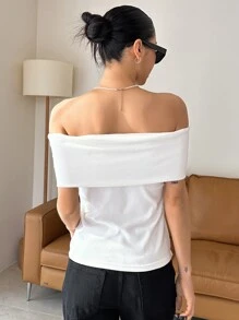 DAZY Áo thun dệt kim gân sọc, trễ vai, gập vạt, thích hợp mặc đi chơi cho nữ. - trắng - Xem 2