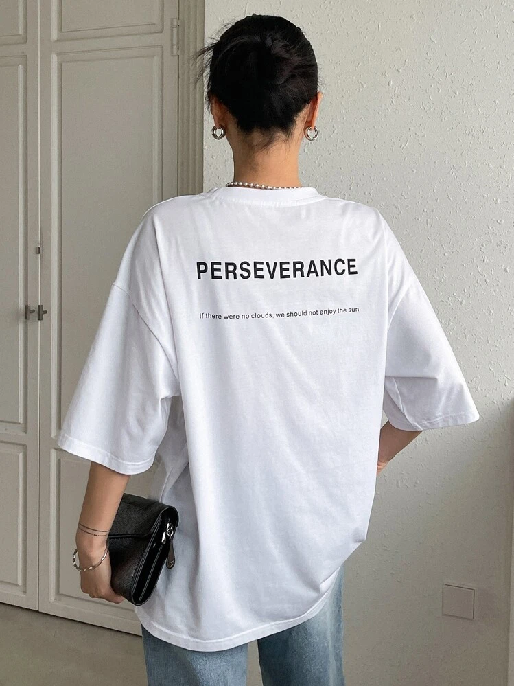 DAZY חולצת טי עם כתף נפתחת וסמליל - PERSEVERANCE - אם לא היו עננים, לא היינו צריכים ליהנות מהשמש - לבן - ראה 1
