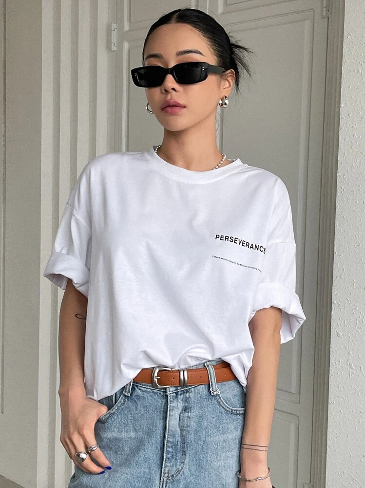 DAZY חולצת טי עם כתף נפתחת וסמליל - PERSEVERANCE - אם לא היו עננים, לא היינו צריכים ליהנות מהשמש - לבן - ראה 4