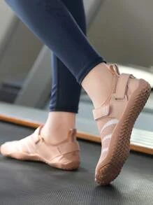 男女款五趾运动水鞋，适合户外游泳、沙滩、室内健身的水袜，快干，东南亚风格