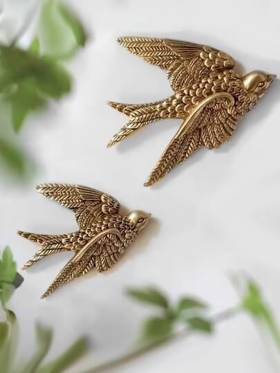 1pc Resin Material Swallow Wall Hanging, Gold Flying Swallow Home Wall Decor, Gilded Bird Wall Ornament, 3D Wall Decor, Luxury Wall Decor, Animal Wall Decor, Swallow Pendant, Suitable For Home, Restaurant, Party, Wedding And Other Occasions Home Decoration