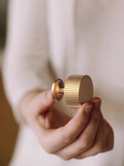 8 قطع مقابض خزانة أوروبية الطراز، مناسبة للأدراج والخزائن وأبواب الخزائن والمطابخ والخزائن الجدارية والأثاث الأمريكي، مقابض سحب ذات فتحة واحدة صلبة. مصنوعة من النحاس، مع براغي مجانية مرفقة