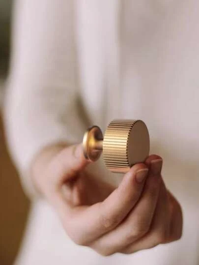 8个欧式实心橱柜把手，适用于抽屉、衣柜、橱柜门、厨柜、梳妆台、美式家具，实心单孔拉手。铜材质，免费赠送螺丝