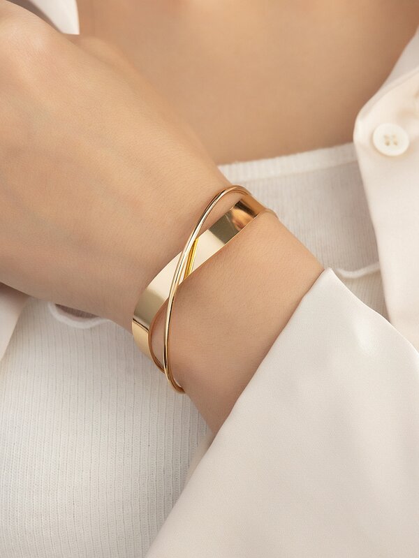 Pulsera abierta con tira cruzada