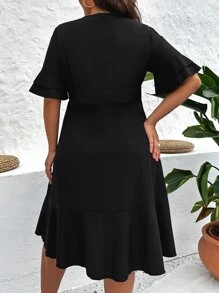 SHEIN LUNE 大碼交疊領荷葉邊圍裹洋裝 - 黑色 - 查看 2