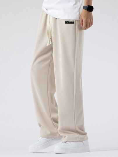 سروال رجالي واسع القصّة مع تفاصيل الحرف المرقّع وخصر برباط