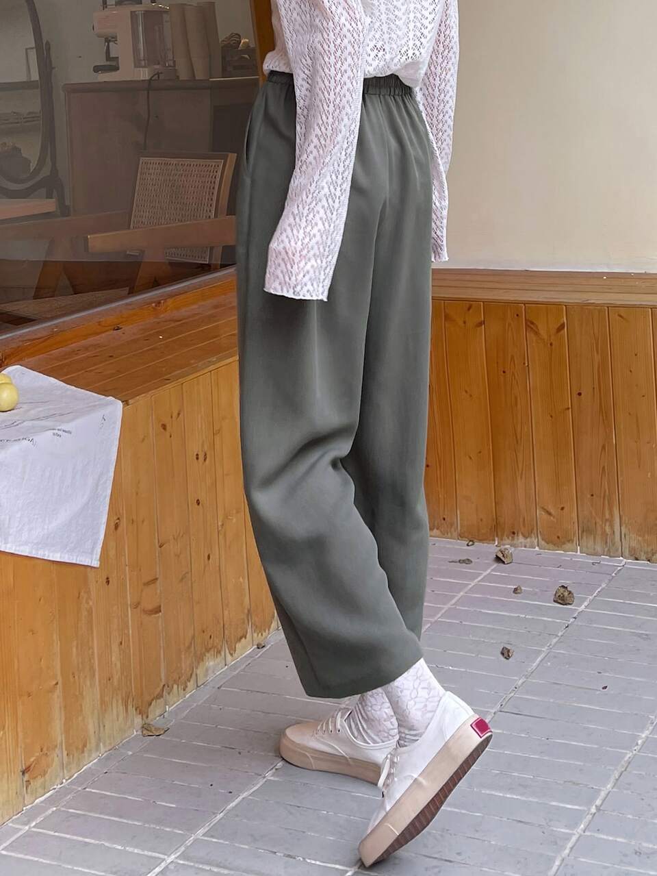 Solid Slant Pocket Plicated Detail Pants