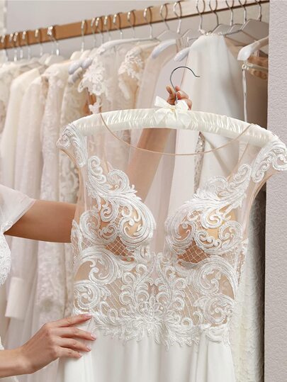 5PCS Satin Padded Hanger Silk Wrapped Clothes Hanger Clothes Hanging Silver Hook Sponge Hangers Clothes Shop Display Hangers, Wedding Coat Hangers, Bride And Groom Hanger, Wooden Inside, Bow Decor Clothes Hanger For Household,White