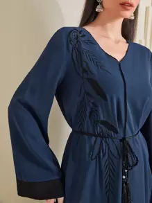 Al Najma Caftán con diseño bordado con cinturón