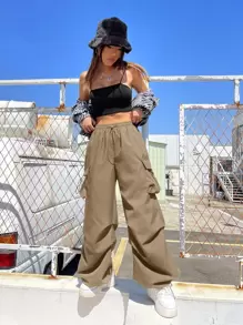 Coolane Pantalones cargo color caqui con cintura de cordón y bolsillos con solapa