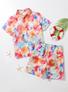 男孩紮染海灘襯衫和沙灘褲