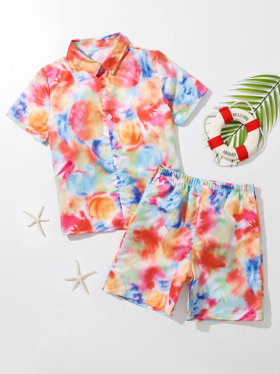 男孩紮染海灘襯衫和沙灘褲