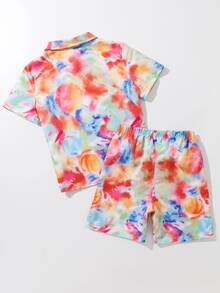 男孩紮染海灘襯衫和沙灘褲