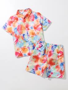 男孩紮染海灘襯衫和沙灘褲