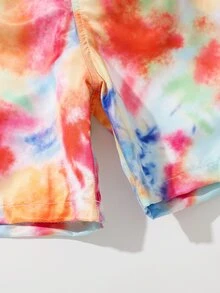 男孩紮染海灘襯衫和沙灘褲